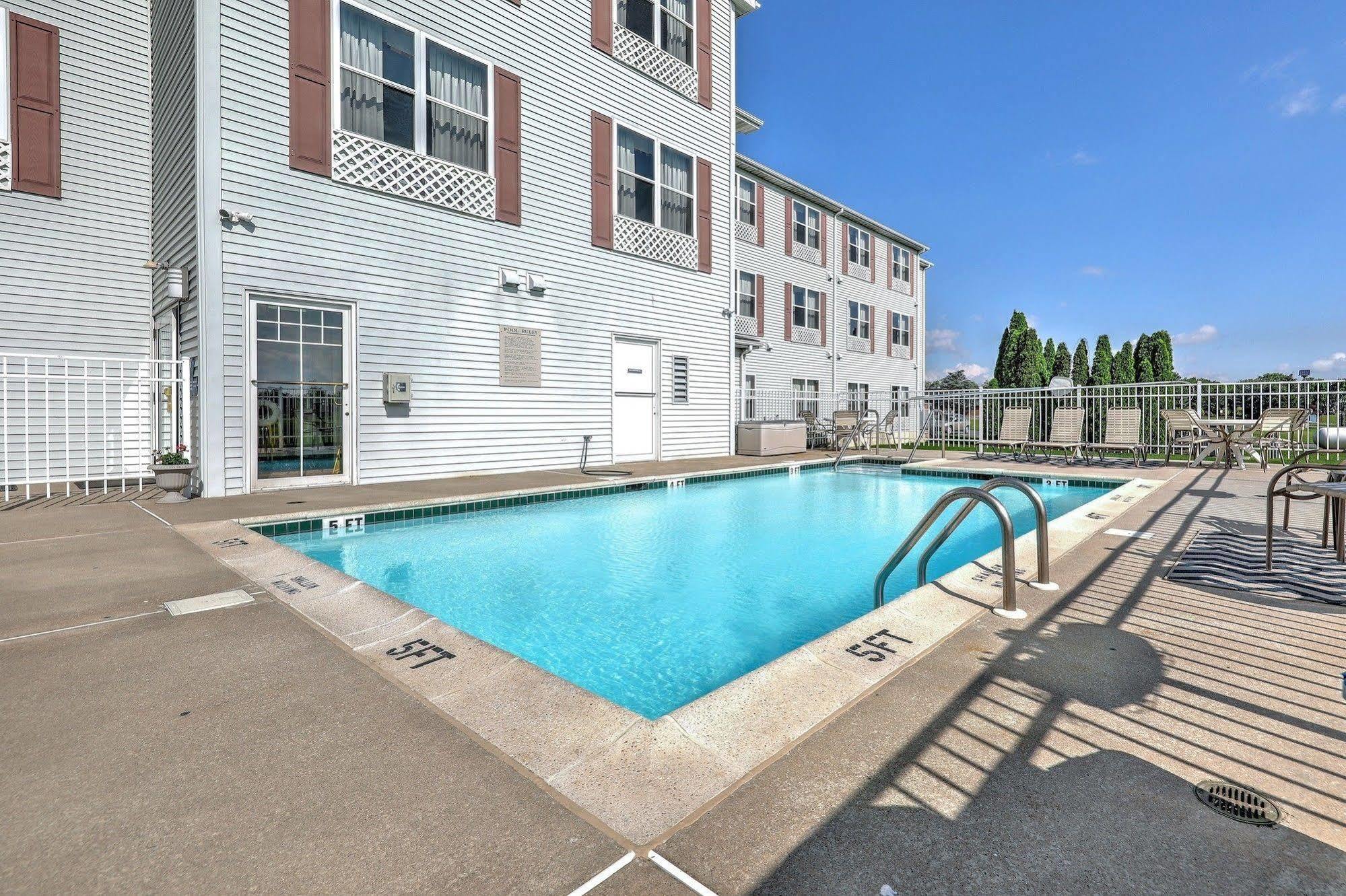 Lancaster Inn & Suites Manheim Exterior foto